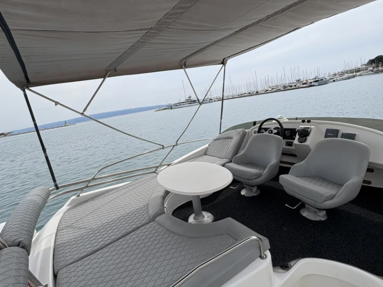 Pronájem lodi Jeanneau Prestige 32 Fly v Split Port na Samboatu