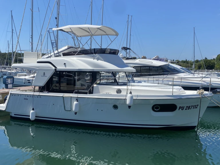 Pronajmout si Bénéteau Swift Trawler 35 v Pula