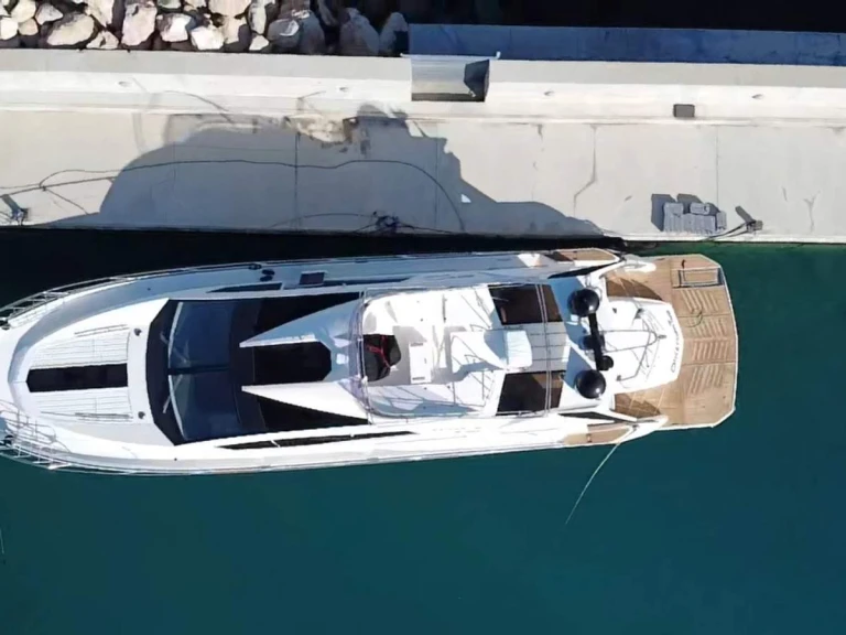 Pronajmout si Galeon Galeon 700 Skydeck - 4 + 1 cab. v Novi Vinodolski