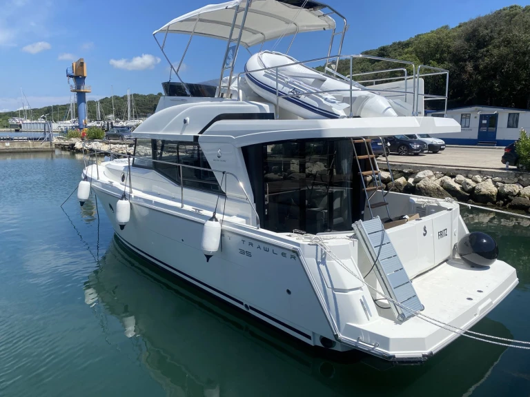 Pronajmout si Bénéteau Swift Trawler 35 v Pula