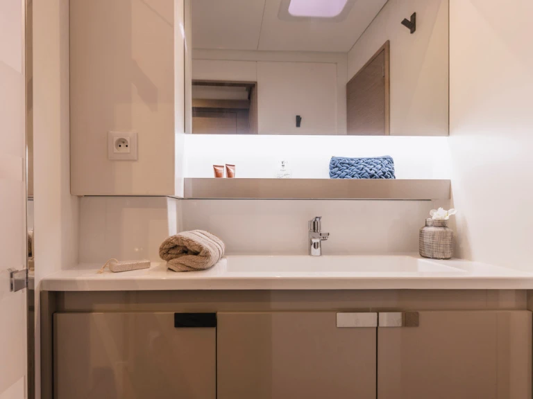 Pronajmout si Fountaine Pajot Aura 51 v Sant Antoni de Portmany