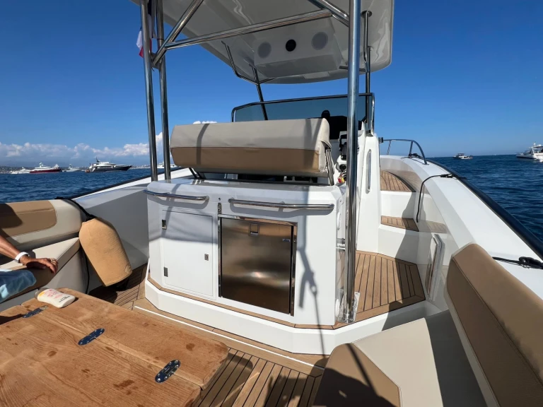 Motorová loď k pronájmu v Golfe-Juan za nejlepší cenu