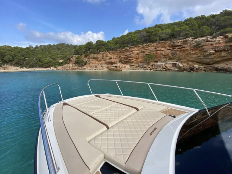 Quicksilver Activ 875 Sundeck jednotlivci a charterové společnosti v Sant Antoni de Portmany