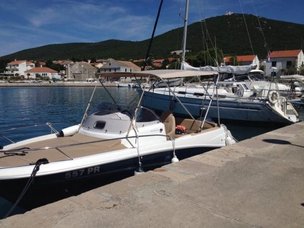 Jeanneau Cap Camarat 650 jednotlivci a charterové společnosti v Preko