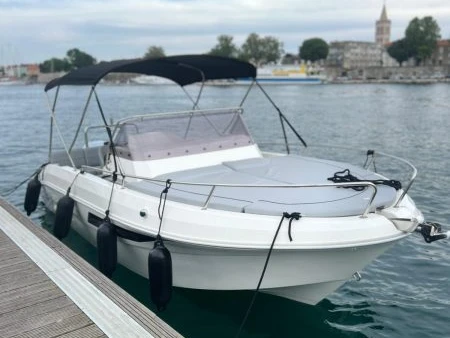 Pronajmout Motorová loď se skipperem či ne Atlantic v Preko