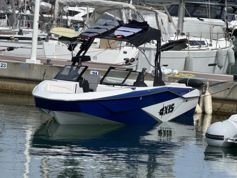 Motorová loď k pronájmu v Port des Marines de Cogolin za nejlepší cenu