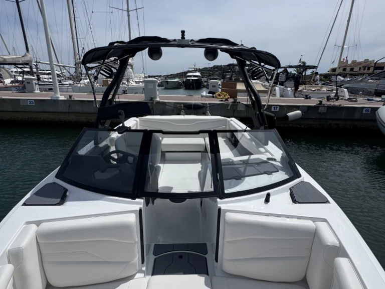 Axis T220 jednotlivci a charterové společnosti v Port des Marines de Cogolin