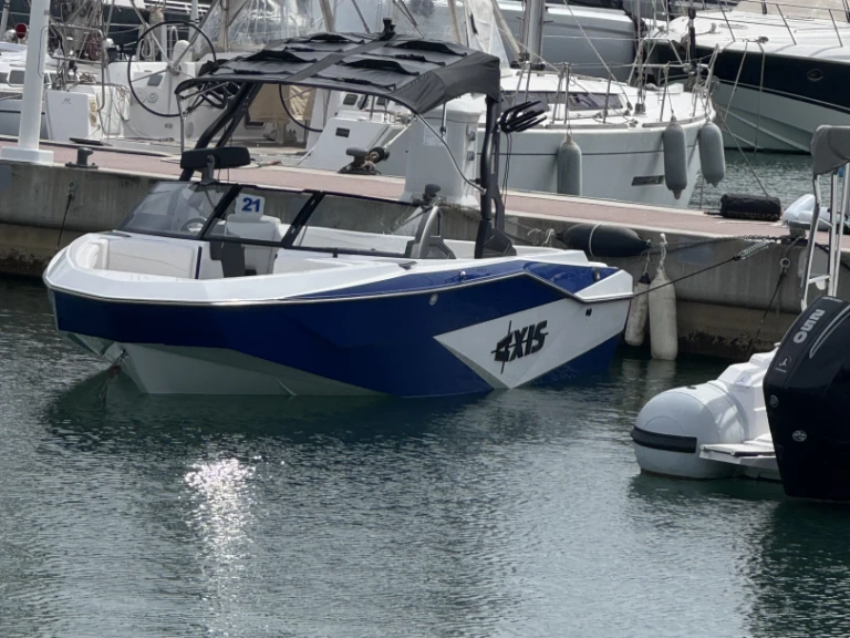 Pronajmout si Axis T220 v Port des Marines de Cogolin
