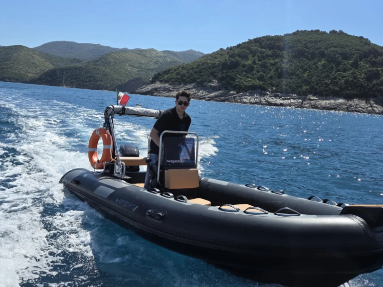 Pronajmout si artboat RIB 500 v Portoferraio Port
