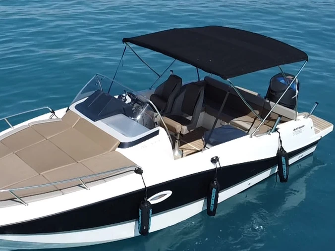 Quicksilver Activ 755 Open jednotlivci a charterové společnosti v Antibes