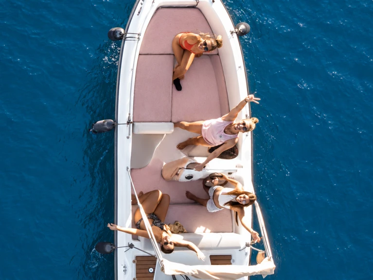 Nireus Nireus 490 jednotlivci a charterové společnosti v Puerto Banús