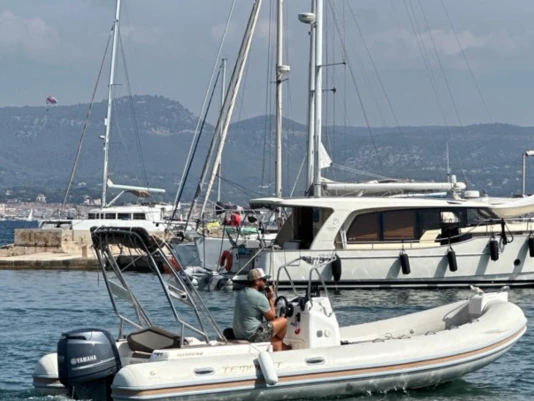 Pronajmout si Capelli Tempest 626 Ivory v Toulon