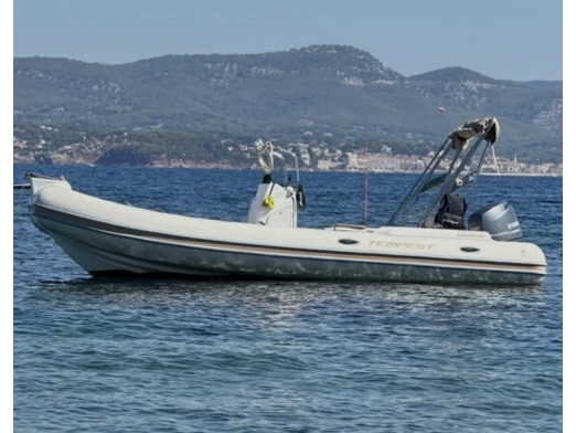 Pronájem lodi Toulon lákavé ceny Tempest 626 Ivory