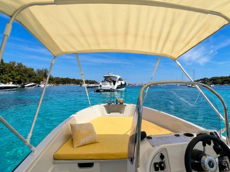 Motorová loď k pronájmu v Golfe-Juan za nejlepší cenu