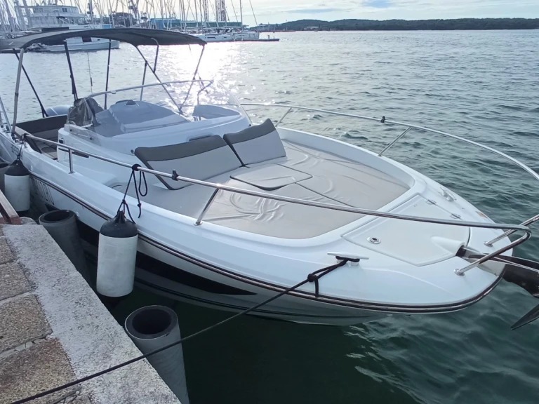 Pronájem lodi Jeanneau Cap Camarat 7.5 WA Serie 2 v Pula na Samboatu