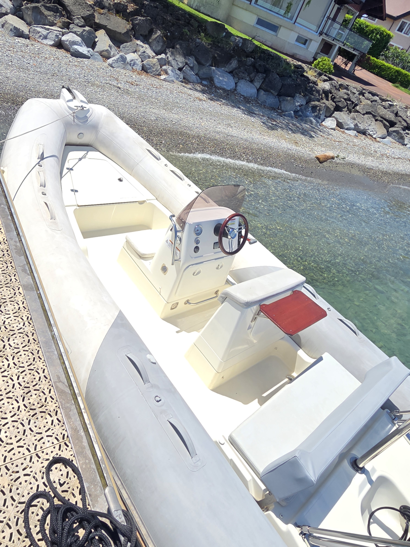 Pronajmout si Zodiac Medline 580 v Évian-les-Bains