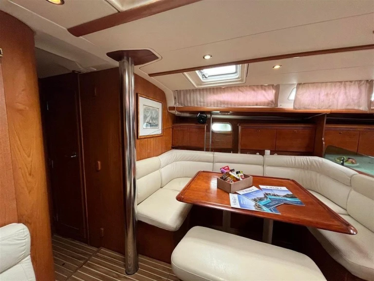 Jeanneau Sun Odyssey 43 jednotlivci a charterové společnosti v Níkiti