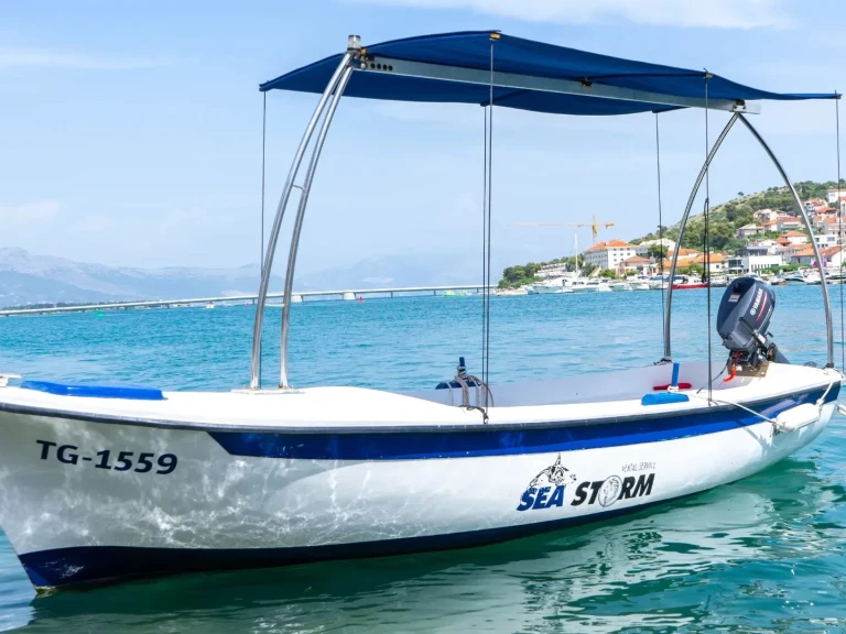 Pronajmout si  Motorboat v Trogir