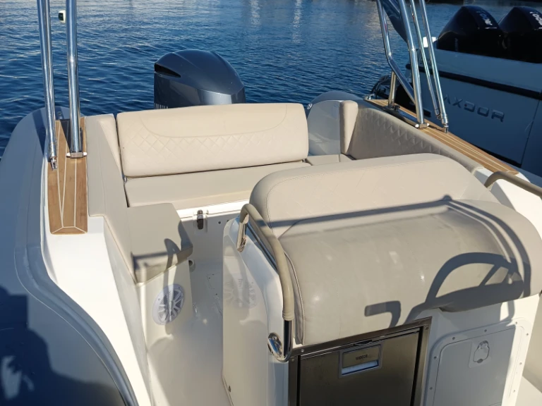 Pronajmout si Capelli Tempest 775 v Ajaccio