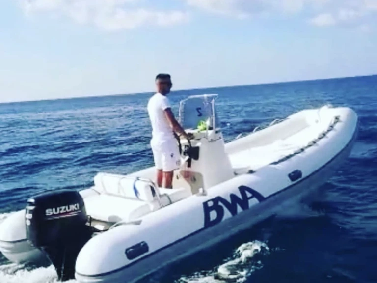 Pronájem lodi Bwa 540 v Costa Rei na Samboatu