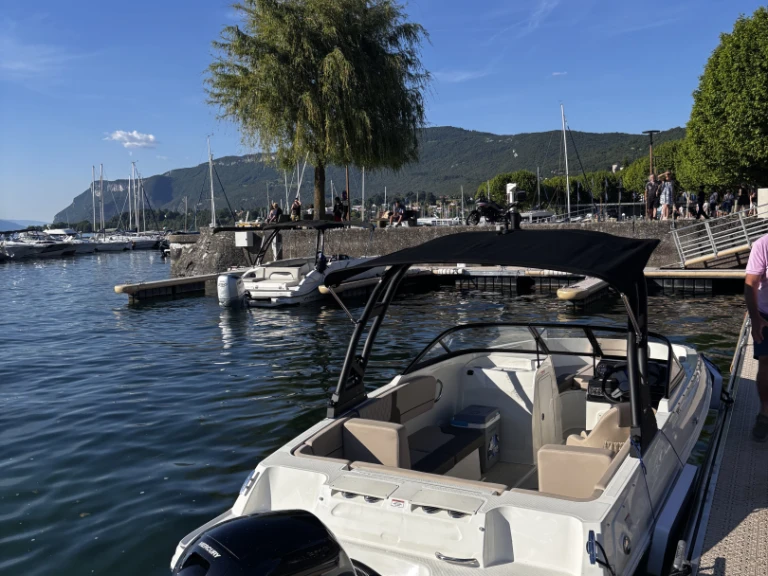 Bayliner VR4 jednotlivci a charterové společnosti v Aix-les-Bains