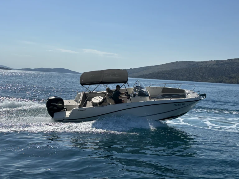 Quicksilver Activ 755 Open jednotlivci a charterové společnosti v Trogir