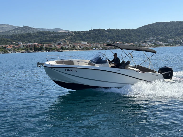 Pronajmout si Quicksilver Activ 755 Open v Trogir
