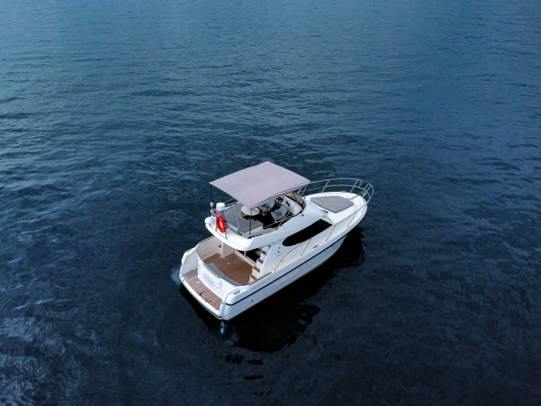 Pronájem lodi Jeanneau Prestige 32 Fly v Split Port na Samboatu