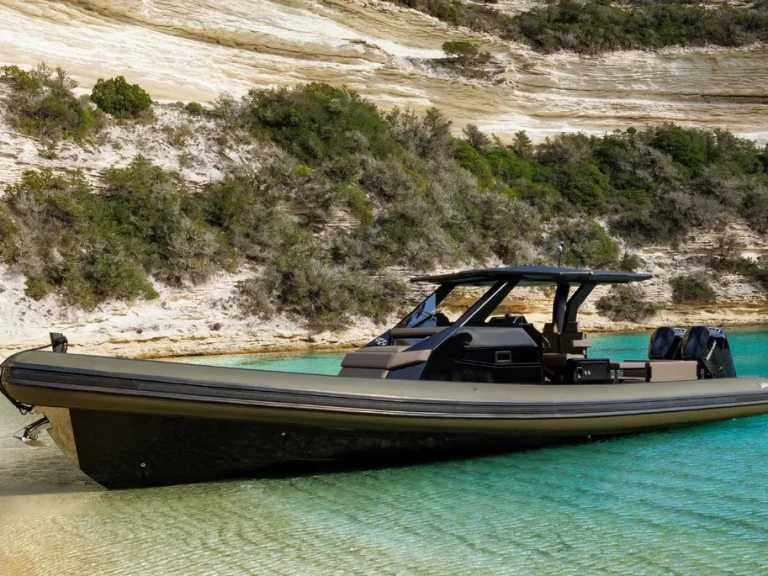 Sea Water Phantom 420 jednotlivci a charterové společnosti v Grand Piquey