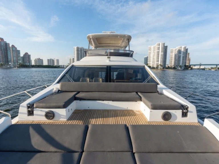 Azimut Azimut 68 jednotlivci a charterové společnosti v Coconut Grove