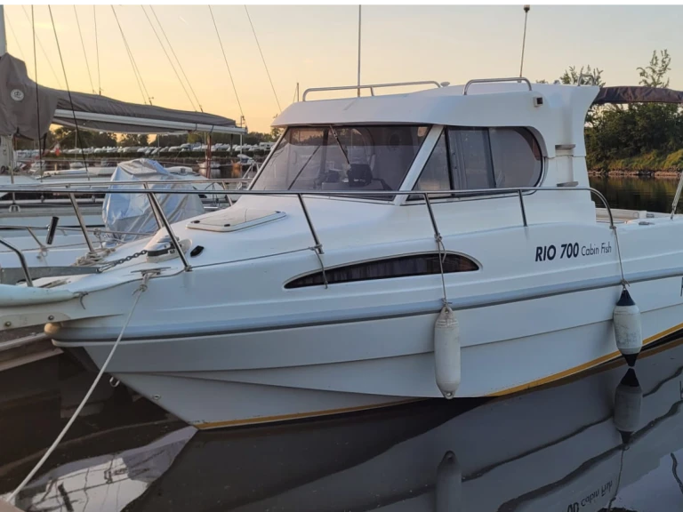 Rio Rio 700 Cabin Fish jednotlivci a charterové společnosti v Honfleur