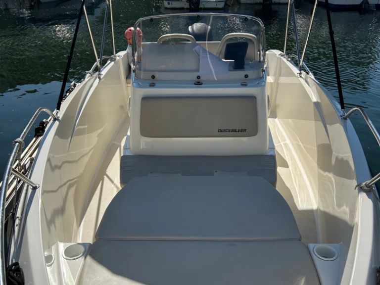 Quicksilver Activ 535 Open jednotlivci a charterové společnosti v Aix-les-Bains