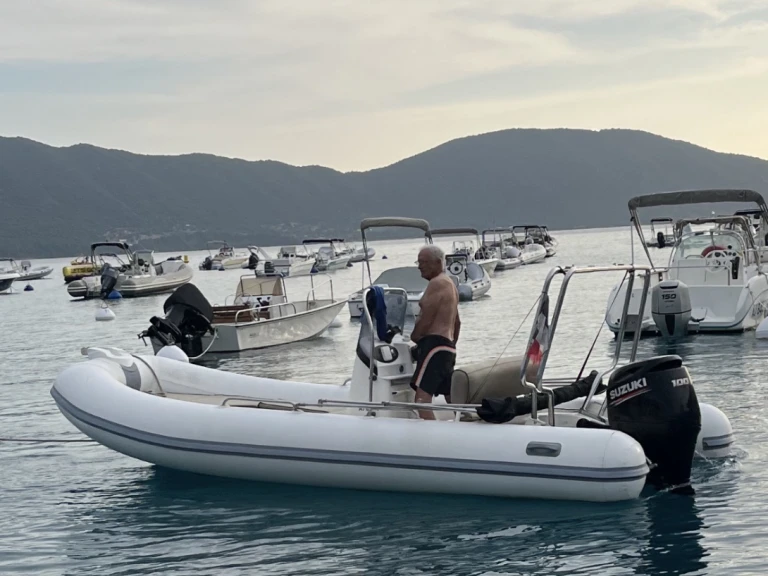 Pronajmout Polotuhá loď se skipperem či ne Zodiac v Golfu di Lava
