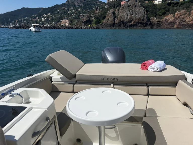 Pronájem lodi Bayliner VR6 v Mandelieu-la-Napoule na Samboatu