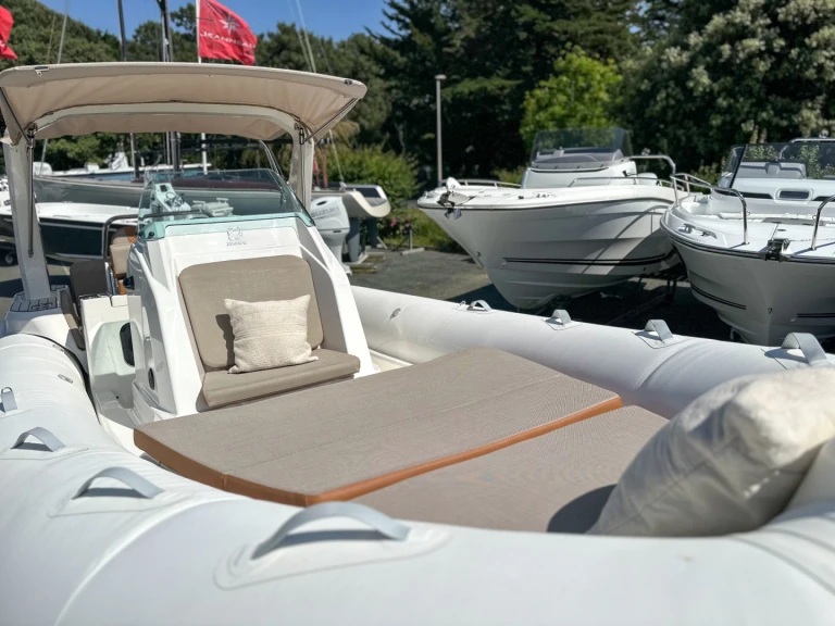Motorová loď k pronájmu v La Flotte za nejlepší cenu