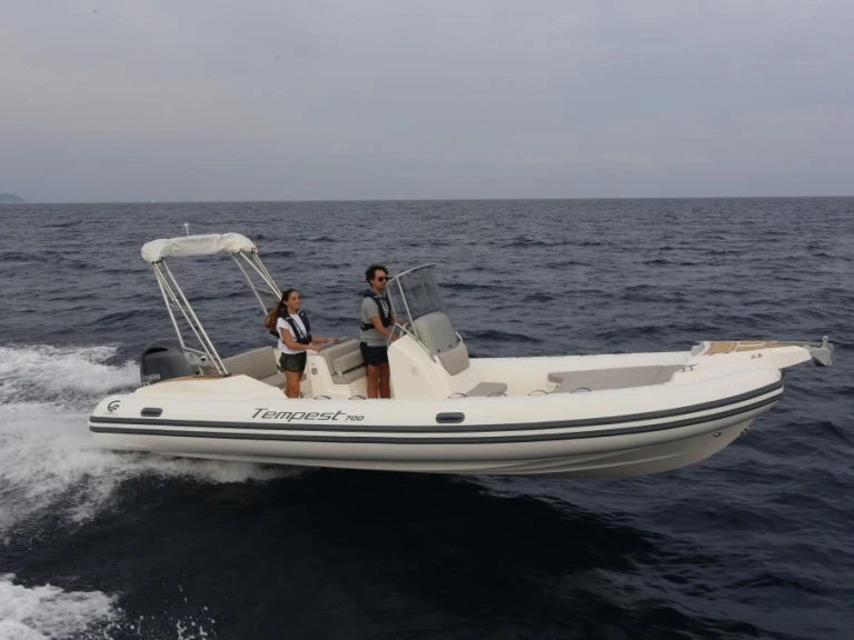 Pronájem Polotuhá loď v Marine de Sant'Ambrogio -Capelli Tempest 700 Sun