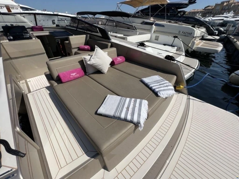 VanDutch VANDUTCH 32 jednotlivci a charterové společnosti v Saint-Tropez