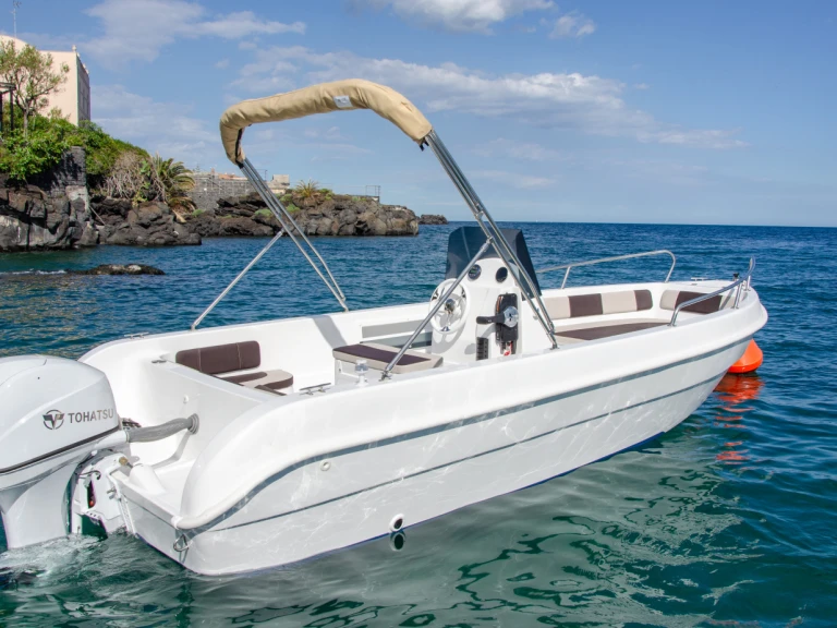 Pronajmout si cosiver Charro 555 v Catania