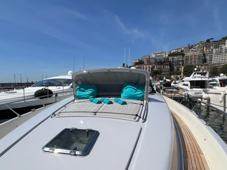 Pronajmout si Riva riva ego 68 v Neapol