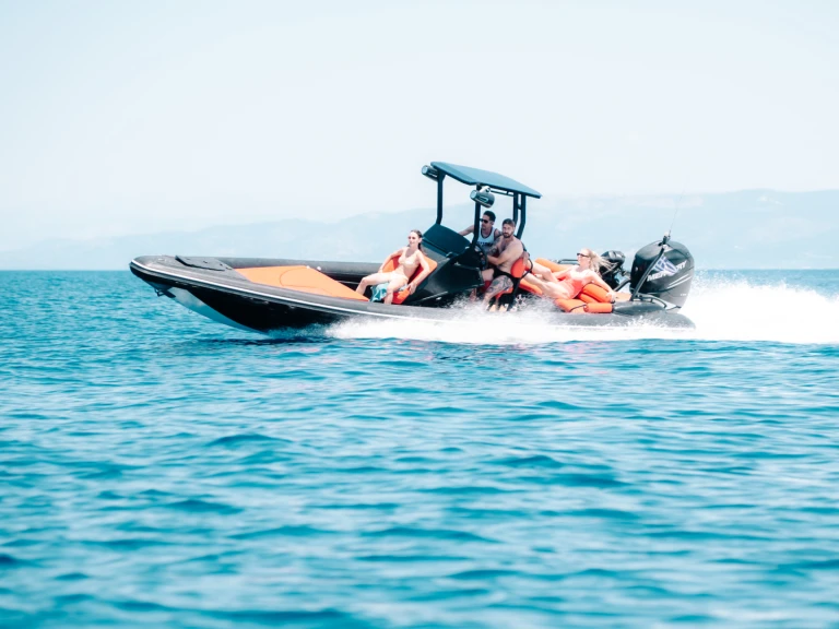 Pronajmout si Technohull 888 v Preveza