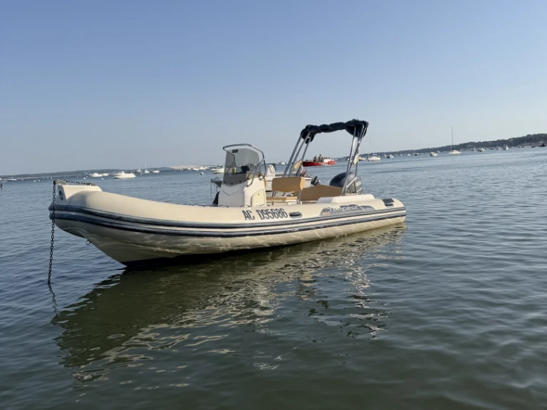 Polotuhá loď k pronájmu v Lège-Cap-Ferret za nejlepší cenu