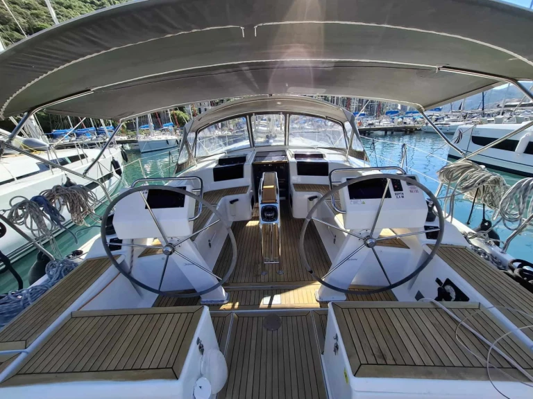 Pronájem jachty v Komolac -Hanse Hanse 455 na Samboatu