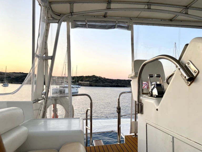Pronájem lodi  Hatteras 50 Convertible v Monastiri Bay na Samboatu