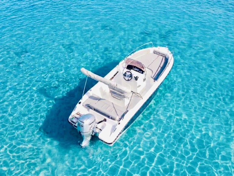 Motorová loď k pronájmu v Cala d'Or za nejlepší cenu