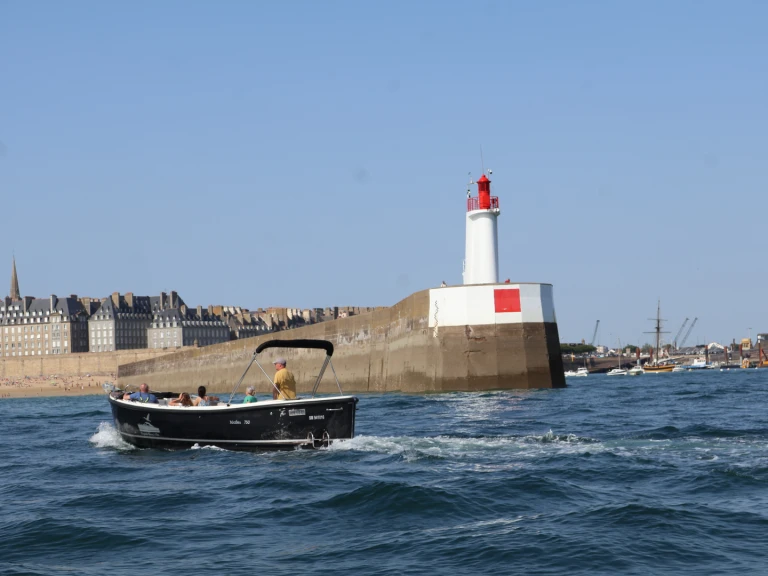 Pronajmout si Maxima 750 flying lounge v Dinard
