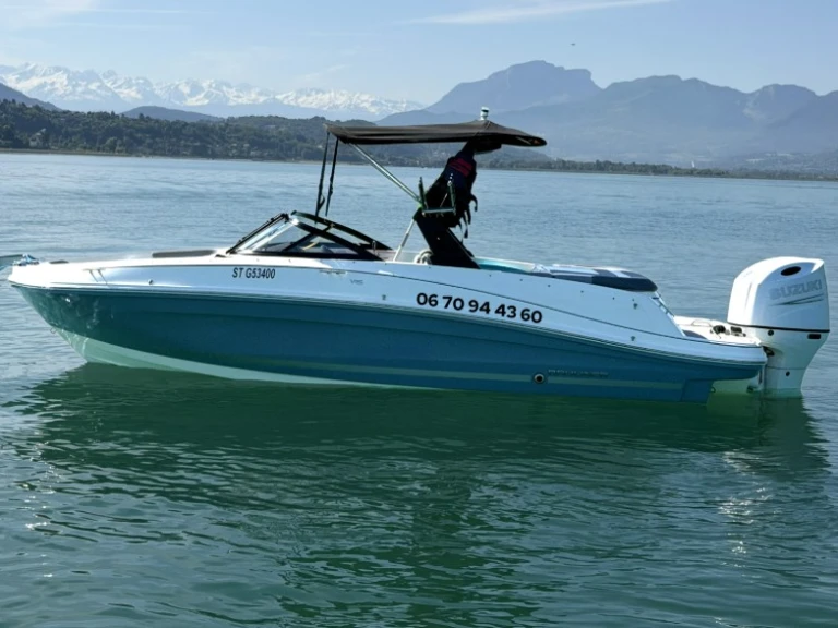 Bayliner VR5 jednotlivci a charterové společnosti v Aix-les-Bains