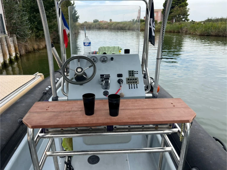 Pronajmout Polotuhá loď se skipperem či ne Valiant v Palavas-les-Flots