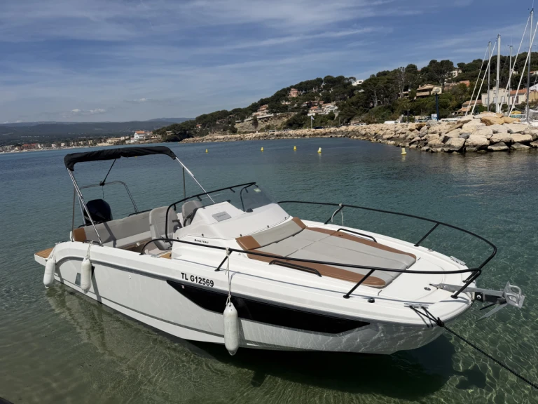 Bénéteau Flyer 8 SUNdeck jednotlivci a charterové společnosti v La Madrague