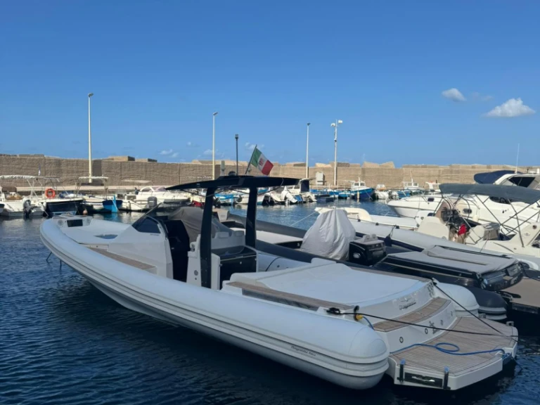 Pronájem lodi Poltu Quatu lákavé ceny MX 11 Coupé