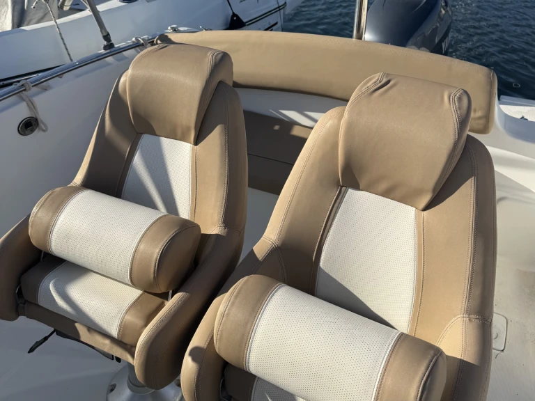 Pronajmout Motorová loď se skipperem či ne Jeanneau v Cannes